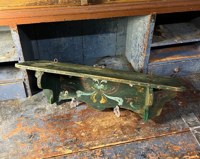 18/1900s Antique wall hanging shelf in pinewood with beautiful rosemaling, country style, Rustic Farmhouse style interior