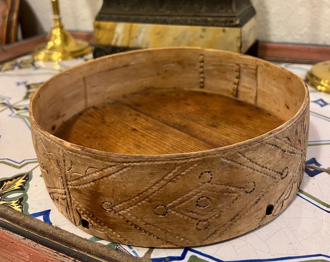 1800s' Rustic antique Tine box from Norway, Norwegian folk art, country / farmhouse style table decor, tray