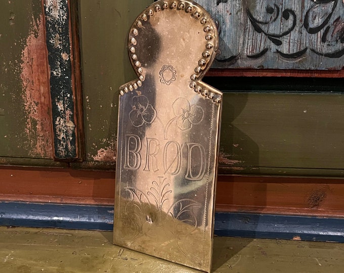 1920s Norwegian handcrafted Bread Cutting Slicing Board/Wall Decor. with unique pattern. Norway/Scandinavian folkart