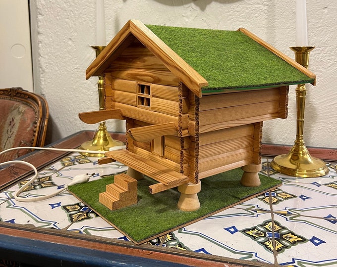 Vintage Norwegian wooden stabbur cottage/cabin lampe from Telemark, Norway, Scandinavian folk art, hand carved / handmade bentwood pinewood