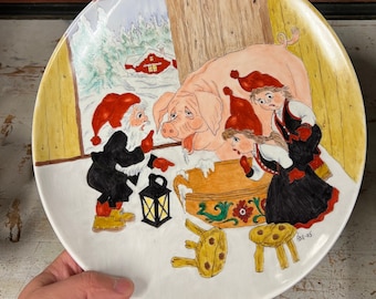 Unique handpainted plate with Christmas theme "a pig ate groat/porridge"signed by artist aase 2005. Norwegian folk art, Christmas gift