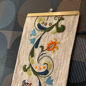 Colgante de pared bordado a mano noruego de los años 60/70 con patrón Rosemaling, decoración de pared, casa de campo de arte popular noruego, moderno de mediados de siglo