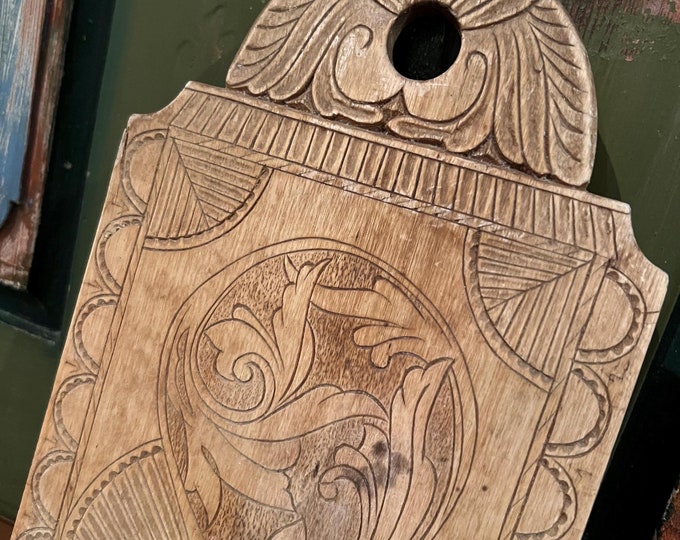 18/1900s Antique handcrafted Cutting Slicing Board/Wall Decor with stunning farmhouse pattern. Norway / Scandinavia folk art, deeply carved