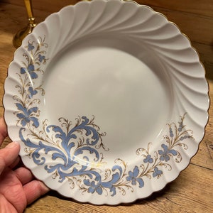 1980s' Porsgrund Porcelain Rosemaling pattern dinner plate/dining plate, Bogstad modell with Seljord Pattern, Norwegian design