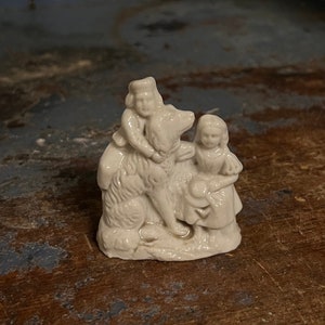 1800 年代のアンティーク ミニ フィギュア、磁器のグループ、彫刻「Friends」、収集価値のある室内装飾品。素朴な