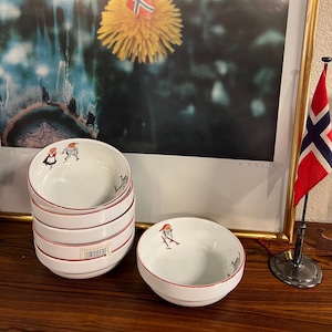 Vintage Nisse stapelbar/dessert-/soppskål norsk Porsgrund-design nissemotiv med röd kant, skandinavisk design julbordsservering