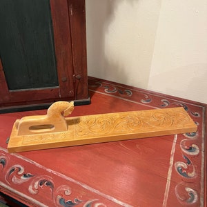 Norwegisches Mangelbrett mit handgeschnitztem Pferdegriff aus dem Jahr 1981, nordisches Muster, Volkskunst aus der Telemark, skandinavische Volkskunst