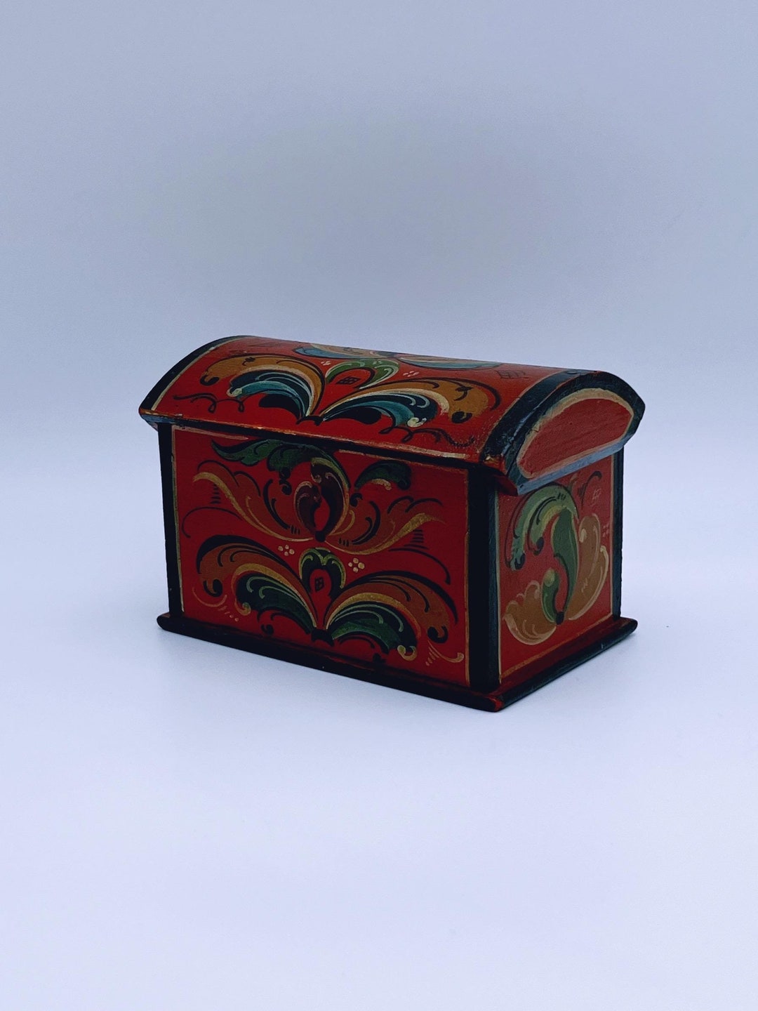 18/1900s Handcrafted Hallingdal Norwegian Rosemaling Chest/tine