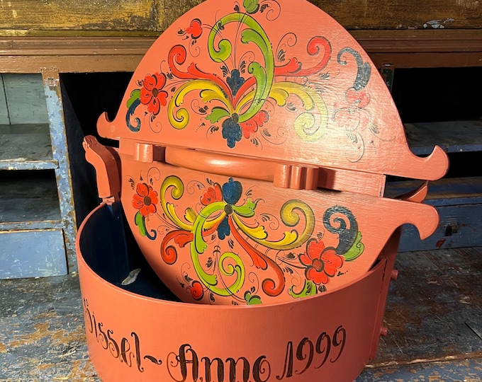 Dated 1999 Vintage Norwegian rosemaling cake tine box. Folk art from Norway, Handmade, Nordic Traditional, free shipping, Stunning details