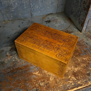 Dated 1942 Vintage handcrafted box from Oppland, Norway, hand scorched Rosemaling pattern, country / farmhouse style folk art, birch wood