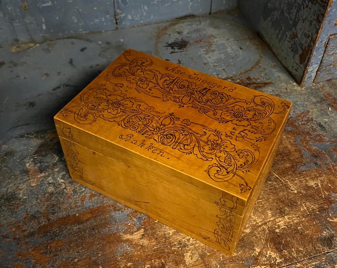 Dated 1942 Vintage handcrafted box from Oppland, Norway, hand scorched Rosemaling pattern, country / farmhouse style folk art, birch wood