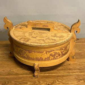 ANNO 1982 Norwegian/Scandinavian Dragon Style cake tine / storage box with scorched Rosemaling pattern. Folk art from Norway, Handmade