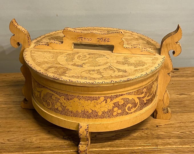 ANNO 1982 Norwegian/Scandinavian Dragon Style cake tine / storage box with scorched Rosemaling pattern. Folk art from Norway, Handmade