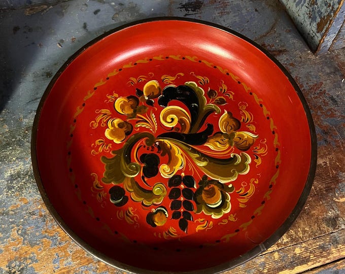 c.1940s Telemark rosemaling wall plate/ wall decor / fruit bowl, folk art from Norway, classic farmhouse red and blue