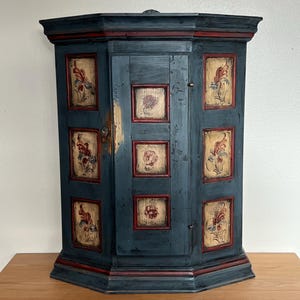 c.18/1900s RUSTIC hanging cabinet with Rosemaling, Baroque style hand-crafted nature pine display cabinet, Norwegian cabin / farmhouse style