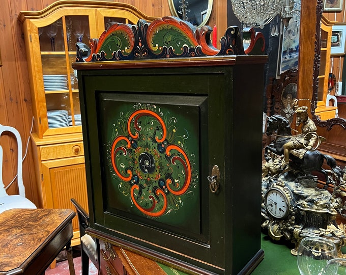 Dated 1918 Norwegian Rosemaling hanging cabinet in pinewood, Scandinavian Antique, Rustic furniture, country style cabin/farmhouse folk art