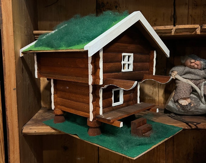 Vintage Norwegian wooden stabbur cottage/cabin lampe from Telemark, Norway, Scandinavian folk art, folkart, hand carved / handmade pinewood