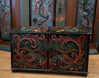 1850 年代の博物館品質のローズマリング チェスト、宝箱、ノルウェーの