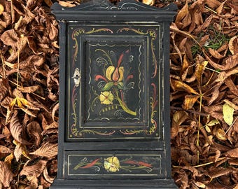1800s Norwegian Rosemaling hanging cabinet in pinewood, Scandinavian Antique, RUSTIC furniture, country style cabin/farmhouse folk art
