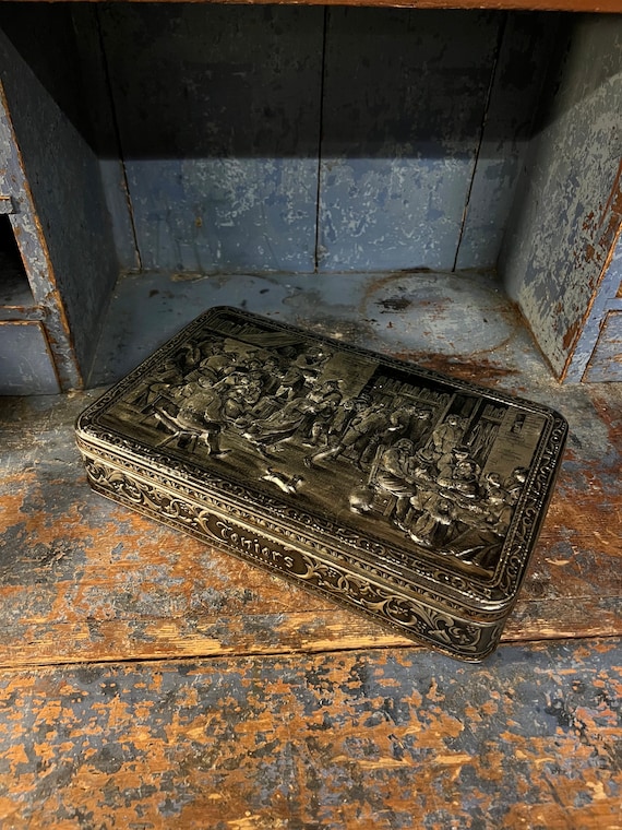 Vintage 1920/30er Jahre RUSTIC Blech / Keksdose, detailliert verziertes Reliefmotiv. rustikale Antiquität, Küchenaufbewahrung, Hütte / Bauernhaus