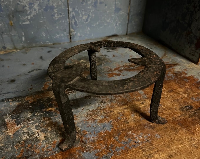 17/1800s Antique RUSTIC flower / jug / coffe pot stand in wrought iron, Scandinavian folkart hand forged, cabin / framhouse / cottage
