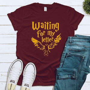Esperando mi camiseta de carta, camisetas mágicas de vacaciones universales, escuela de magia, carta de aceptación de la escuela de brujas mágicas, esperando a letter owl