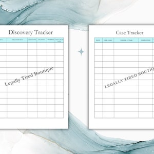 Könnte beinhalten: Zwei druckbare Rechts-Tracker-Blätter mit einer hellblauen Kopfzeile. Das linke Blatt ist mit "Discovery Tracker" betitelt und das rechte Blatt mit "Case Tracker". Beide Blätter haben ein Rasterlayout mit leeren Zellen zum Ausfüllen von Informationen.