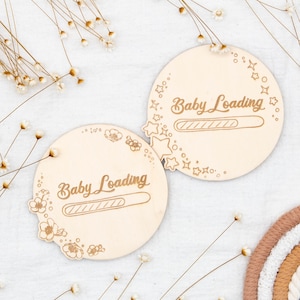 Holzschild Schwangerschaftsankündigung "Baby Loading" für werdende Eltern als Fotozubehör oder Dekoration, Bald sind wir zu Dritt