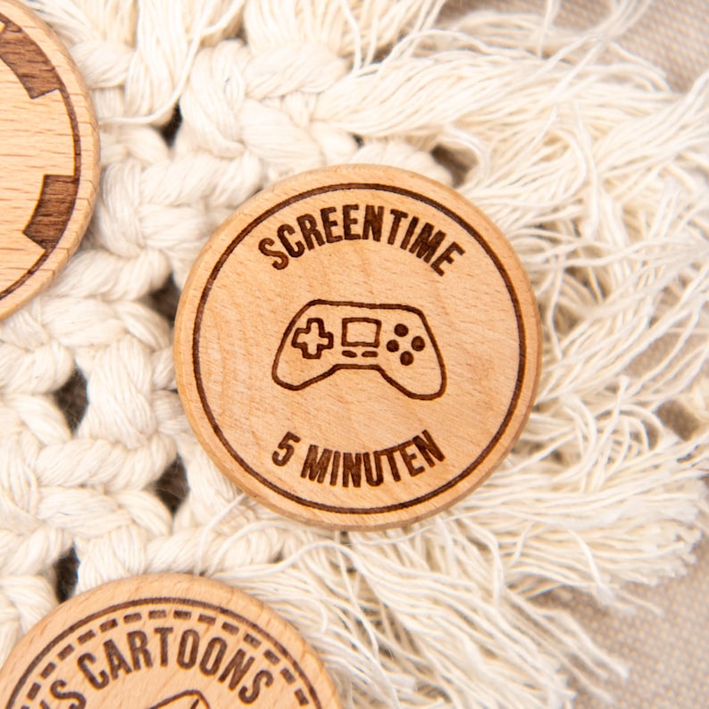 May include: Wooden token with the text "Screen Time" and a video game controller icon. The text "5 Minuten" is below the icon.