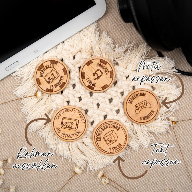 May include: Five wooden round tokens with different designs and text. The tokens feature a bear, headphones, a game controller, and a tablet. The text on the tokens includes "Medienzeit", "15 Minuten", "H&ouml;rspiel", "1 Folge", "Cassandras Tablet", "25 Minuten", "Eriks Cartoons", "1 Folge", "Screen Time", "5 Minuten".