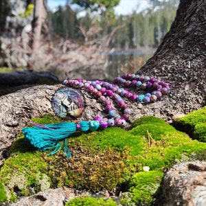 Mala de jaspe e lava Galaxy Sea Sediment. Mala com 108 contas. Borla azul-petróleo com conta de guru em forma de caveira azul. Feito à mão com energia amorosa.