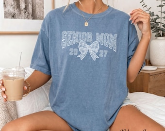 Senior Mom 2027 Graduation Shirt: Coquette Bow, Proud Mom Gift