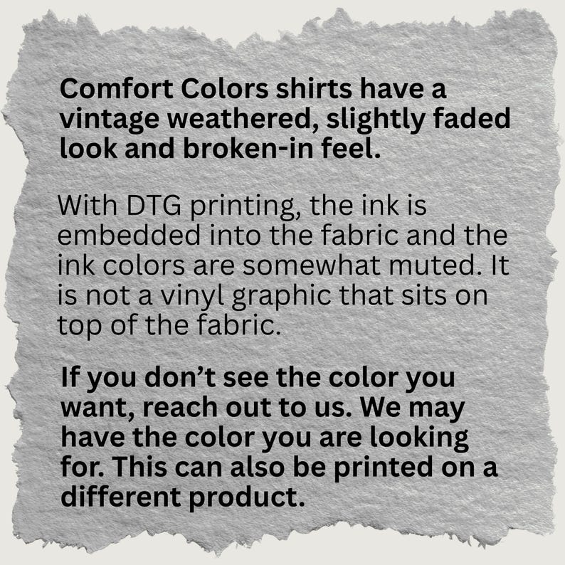 Puede incluir: Un fondo de papel texturizado de color blanco roto con texto negro que explica que las camisas Comfort Colors tienen un aspecto vintage, desgastado, ligeramente deste&ntilde;ido y una sensaci&oacute;n de uso. La impresi&oacute;n DTG integra la tinta en la tela.