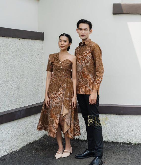 brown dress couple outfit Simplicity Misses 18th Century Costumes-6-8-10-12-14