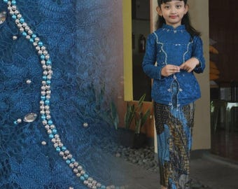 Ensemble kebaya en dentelle pour enfants, haut perlé, jupe batik, costume traditionnel indonésien, taille personnalisée