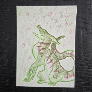 Op de afbeelding: Handgetekende illustratie van een groene draak met roze accenten op een witte achtergrond. De draak staat in een dynamische pose, met open mond en een gekrulde staart. Roze en groene bellen zweven boven de draak.