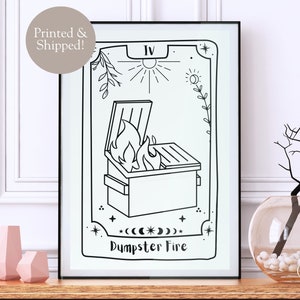 Arte da parete con carta dei tarocchi stregata. Fuoco del cassonetto, divertente stampa del mazzo di carte dei tarocchi. Regalo divertente per un amico. Estetica del mondo accademico oscuro.
