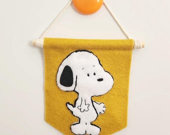Vintage 1967 Snoopy Peanuts Felt Banner Pennant Flag Green 15 X34
