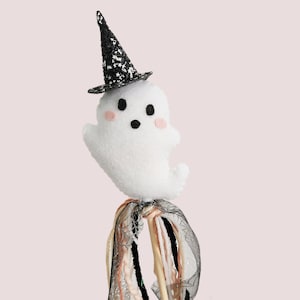 Ghost wands, felt ghost, Halloween wands, party wands, felt boos, ghost tags, basket tags, ghost finds, ghost theme party, ghost theme