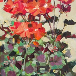 Può includere: Un dipinto di un mazzo di fiori rossi con foglie verdi. I fiori sono in un vaso e lo sfondo è di colore crema chiaro.