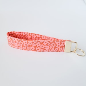 Pink and Orange Daisy Wristlet, Cute Keychain, Floral Keychain, Ditsy, Key Fob, Retro Keychain, Handmade