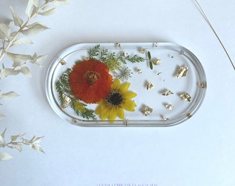 Natural Floral and Pressed Greenery Resin Trinket Tray | Custom Boho Epoxy Resin Gold Flake Pressed Flower Jewelry Tray