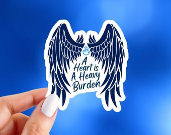 Naklejka „Serce to ciężki ciężar” | Naklejka inspirowana „Ruchomym zamkiem” | Naklejka anime | Błyszcząca naklejka winylowa | Naklejka 3" x 2,75"