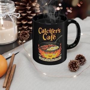 Howl&#39;s Umzugsschloss inspiriert Calcifer&#39;s Cafe schwarze Tasse, 11 Unze