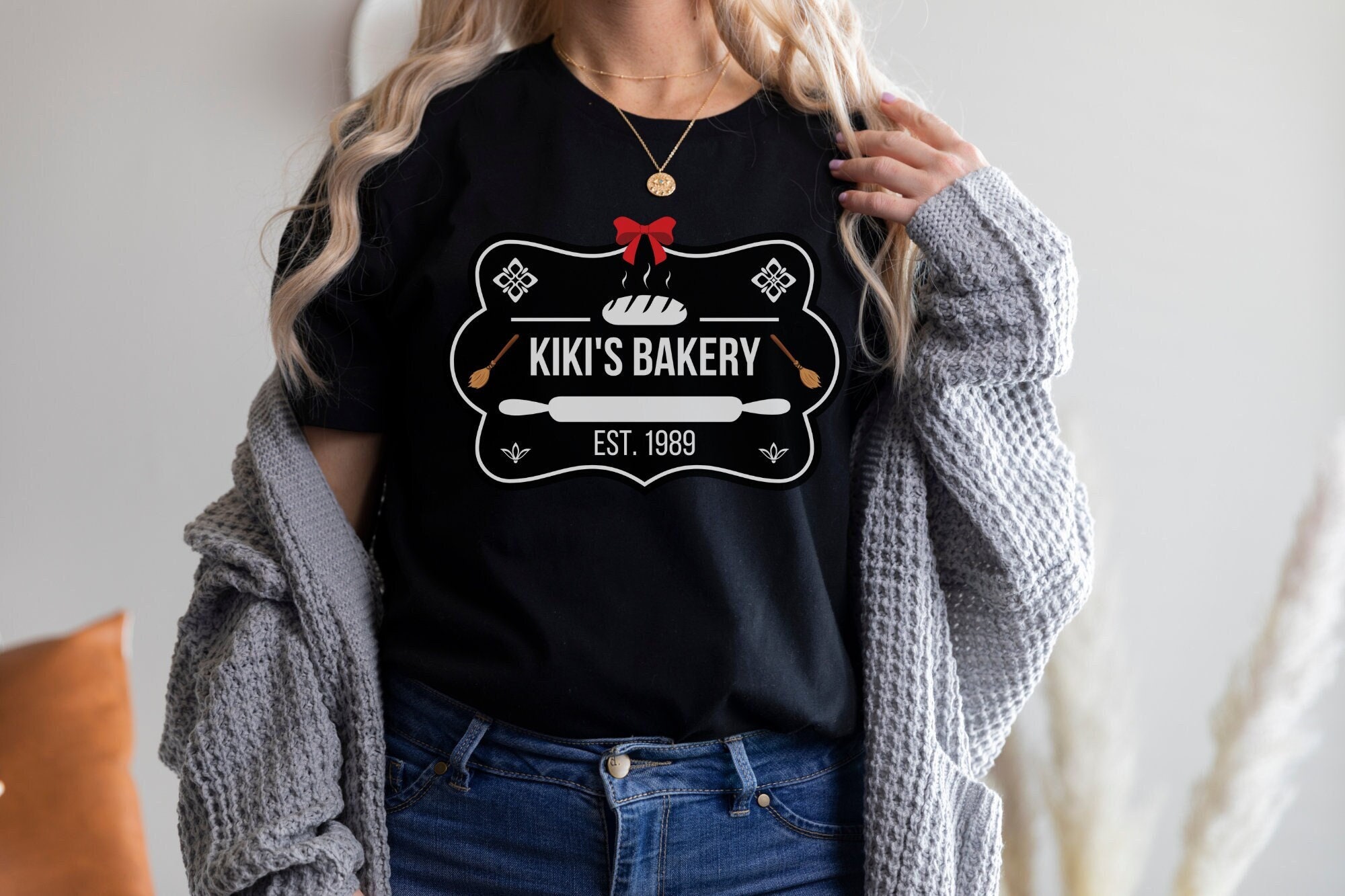 Discover Kikis Lieferservice inspiriertes Kiki's Bakery T-Shirt