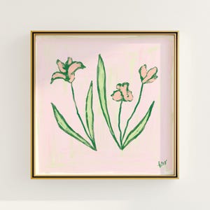 Op de afbeelding: Een ingelijst bloemenschilderij met een gouden lijst. Het kunstwerk toont groene stelen en bladeren met roze bloemen tegen een lichtroze achtergrond. Het schilderij heeft een losse, expressieve stijl.