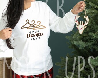 Modell Mockup - Gildan 18000 Mockup - Langarm Mockup - Gildan T-shirt - Holiday Mockup - Weihnachten Mockup