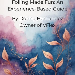 Może przedstawiać: Okładka książki z tytułem "Foiling Made Fun: An Experience-Based Guide" autorstwa Donny Hernandez, Owner of VFlex. Tło przedstawia akwarelowy wzór w odcieniach niebieskiego, fioletowego i złotego, z ilustracjami botanicznymi.