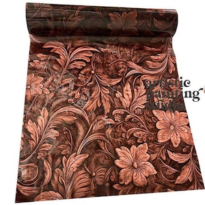 Puede incluir: Un rollo de papel pintado con estampado floral marrón. El papel pintado presenta un diseño en relieve detallado de flores y hojas en tonos marrón y cobre. El texto "Fantastic Painting" es visible en el rollo.
