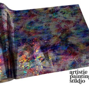 Może przedstawiać: Zrolowany arkusz dekoracyjnej folii z kolorowym, opalizującym wzorem piór pawia. Folia ma odcienie niebieskiego, fioletowego, zielonego i pomarańczowego. Widoczny jest tekst "Artistic Painting Studio".